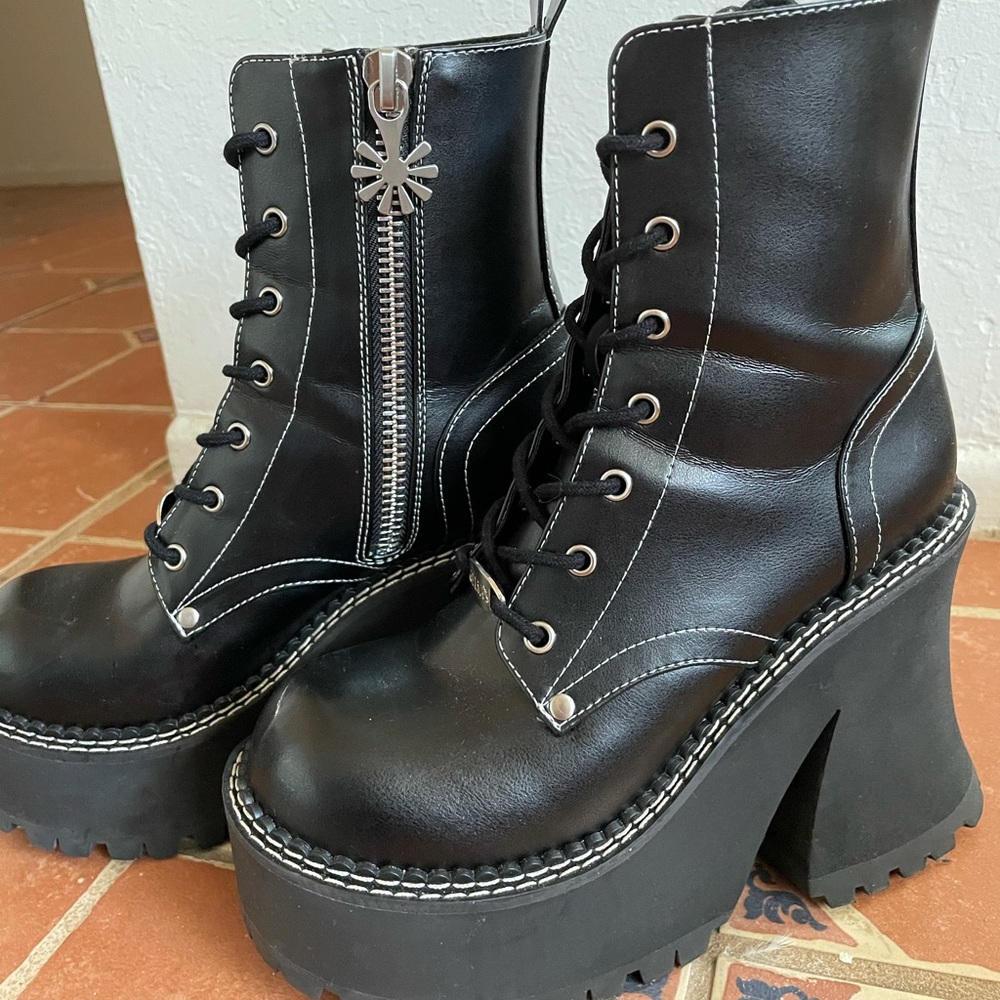 Delias Dark Animal Behavior Boots Size 7